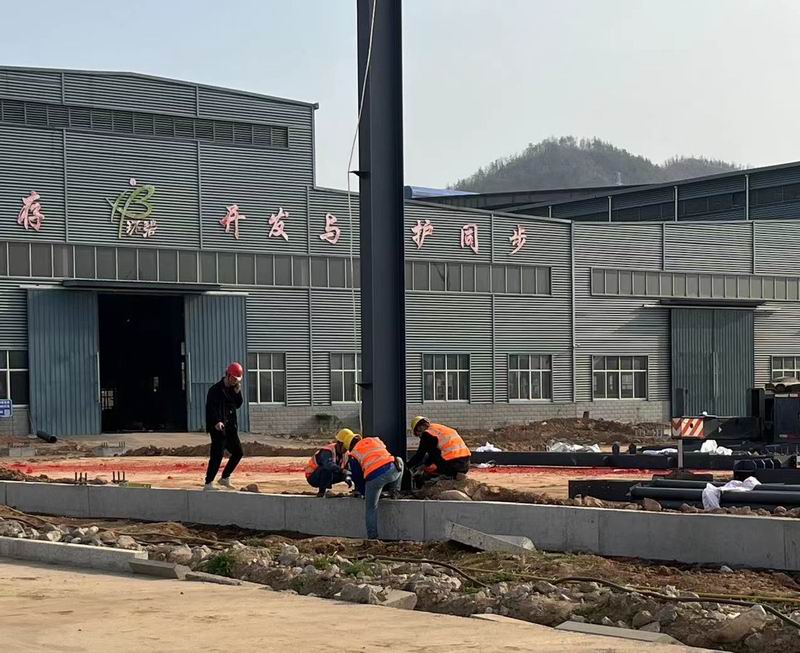 河南世界杯在线登录高端智能装备制造项目标准化厂房钢立柱完成吊装